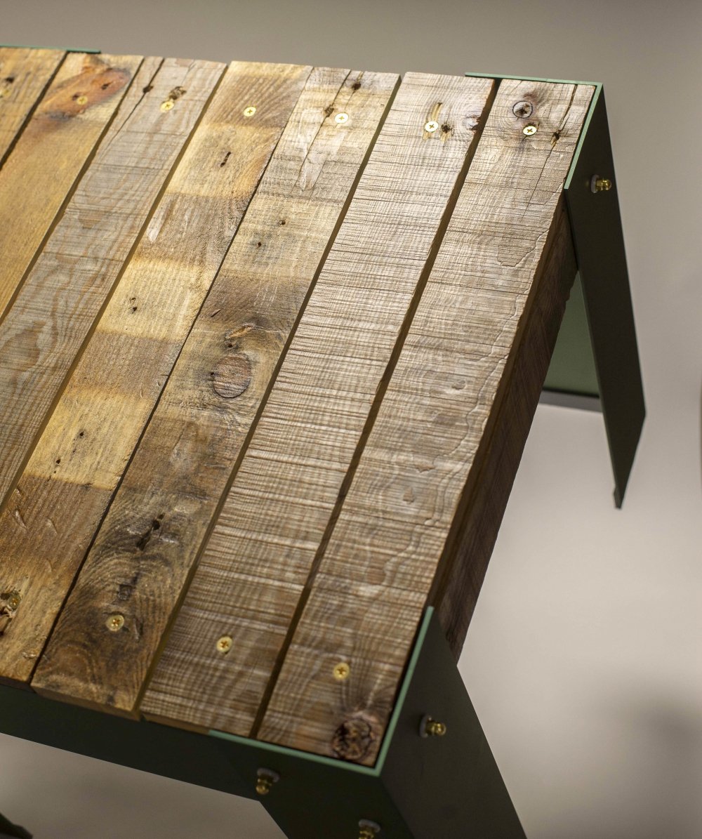 Bijzettafel met een blad van pallethout op een groen gespoten aluminium frame, afgewerkt met goudkleurige schroefjes | maatwerk van Luc en Roel, Rotterdam