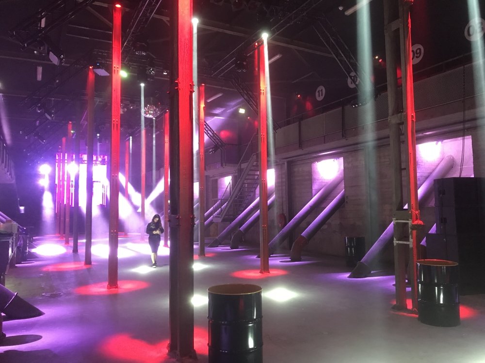 Bar op maat voor club NOW&WOW: een lange, wit betegelde bar met taps en koeling, gebouwd om drukke clubnachten aan te kunnen | maatwerk van Luc en Roel, Rotterdam