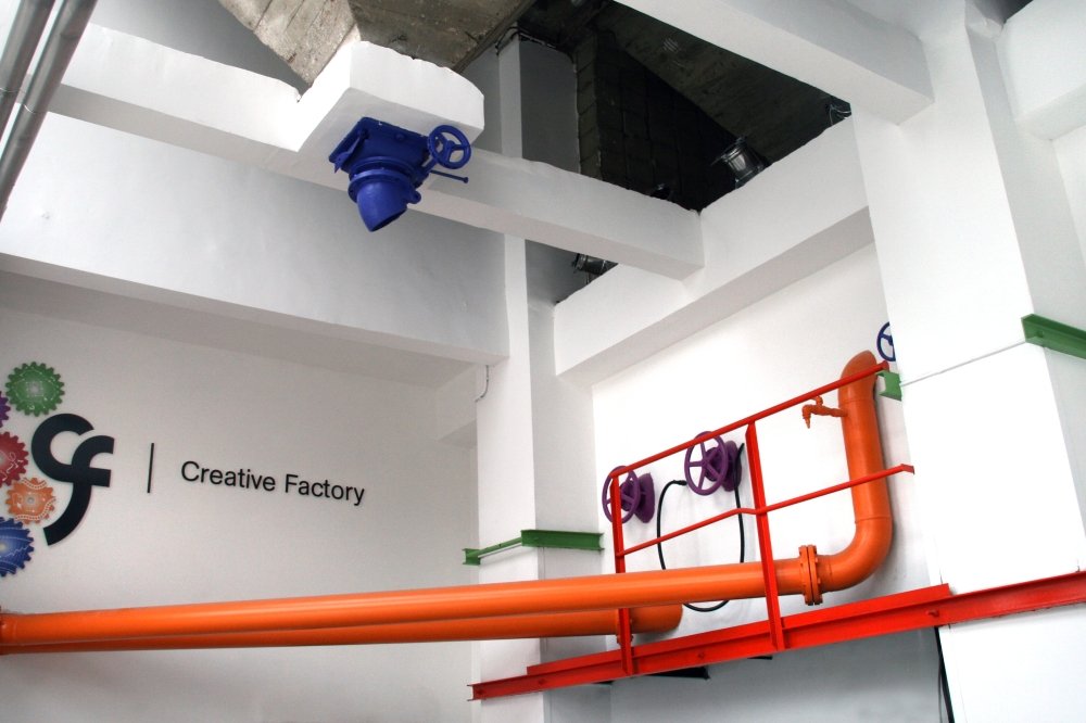 Entreegevel en interieur voor de Creative Factory in de Maassilo in Rotterdam | maatwerk van Luc en Roel, Rotterdam