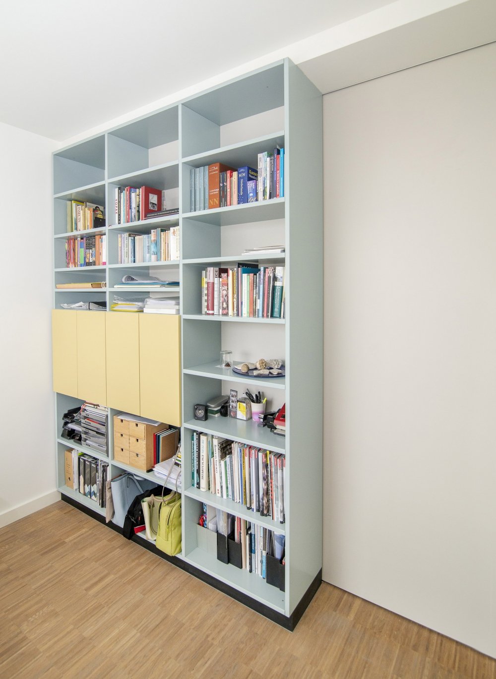 Dubbelzijdige boekenkast (foto 15)