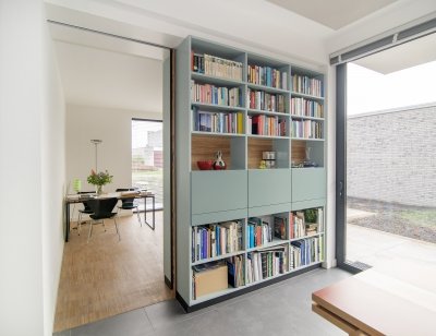 Dubbelzijdige boekenkast als roomdivider, aan beide kanten open vakken vol boeken | maatwerk van Luc en Roel, Rotterdam
