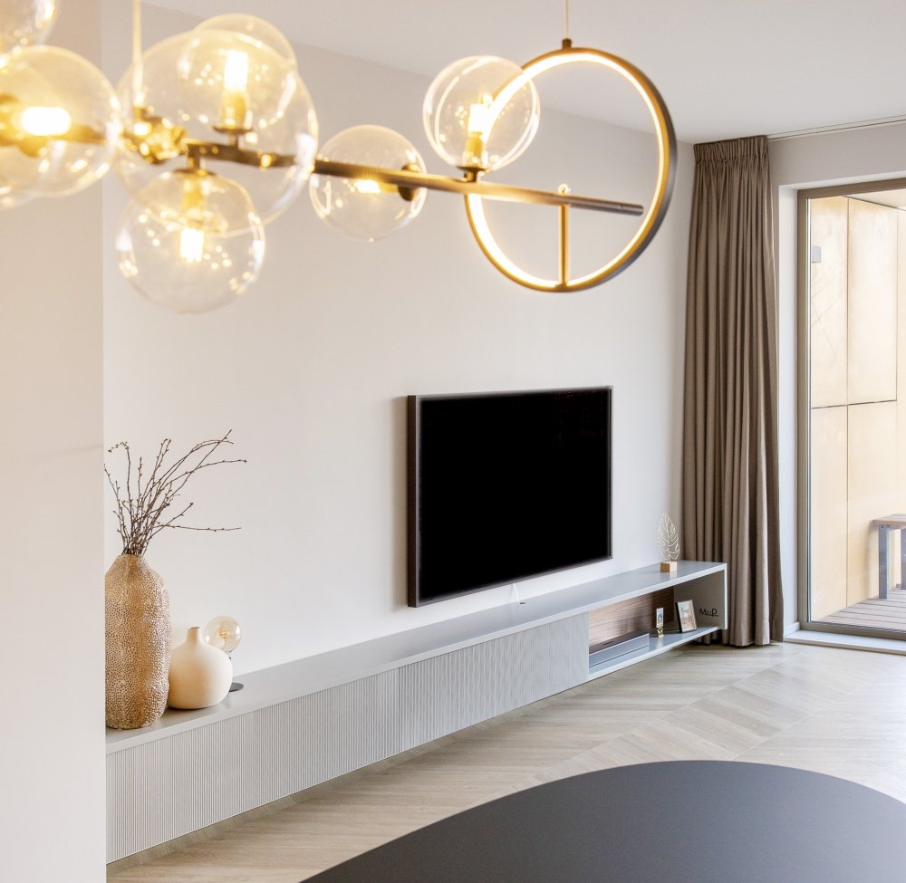 Extra lang zwevend tv-meubel met fijn geribbelde fronten en een open vak met houtaccent | maatwerk van Luc en Roel, Rotterdam