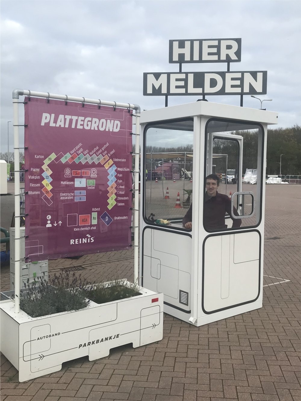 Complete facilitaire inrichting voor milieupark Reinis in Spijkenisse: plantenbakken die de route wijzen, een portiersloge, informatieframes en 3D-letters | maatwerk van Luc en Roel, Rotterdam