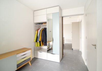 Garderobekast op maat voor de hal: open hangruimte voor jassen, een spiegeldeur en een diepe lade onderin | maatwerk van Luc en Roel, Rotterdam