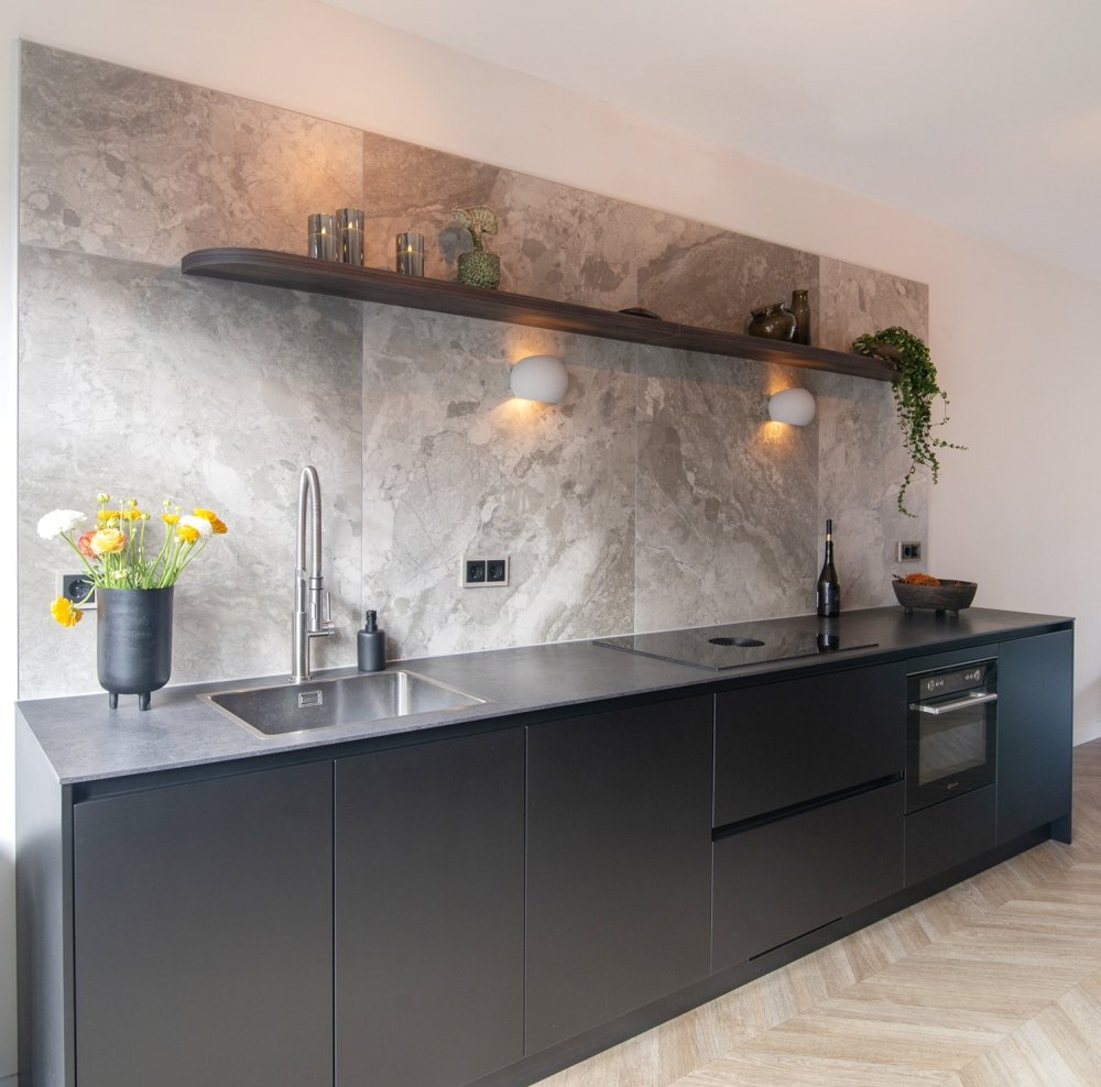Maatwerk keuken met matzwarte fronten en een achterwand met natuursteenlook | maatwerk van Luc en Roel, Rotterdam
