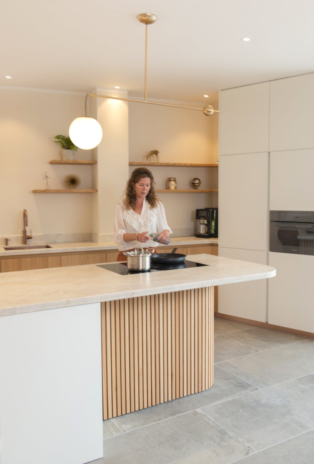 Keuken op maat in een nieuwe aanbouw, ingepast rond twee zware stalen constructiekolommen en de bijzondere hoeken van de ruimte | maatwerk van Luc en Roel, Rotterdam