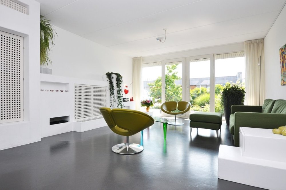 Wit gestuct wandmeubel rond de haard en de tv, met deurtjes van open houten roosters | maatwerk van Luc en Roel, Rotterdam