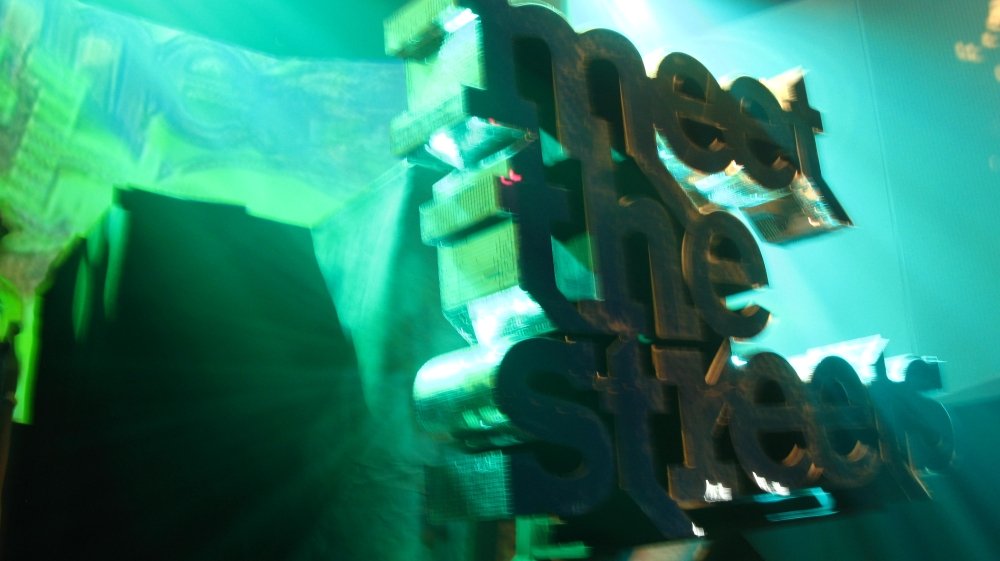 Grote 3D-letters als podiumdecor voor een clubavond | maatwerk van Luc en Roel, Rotterdam