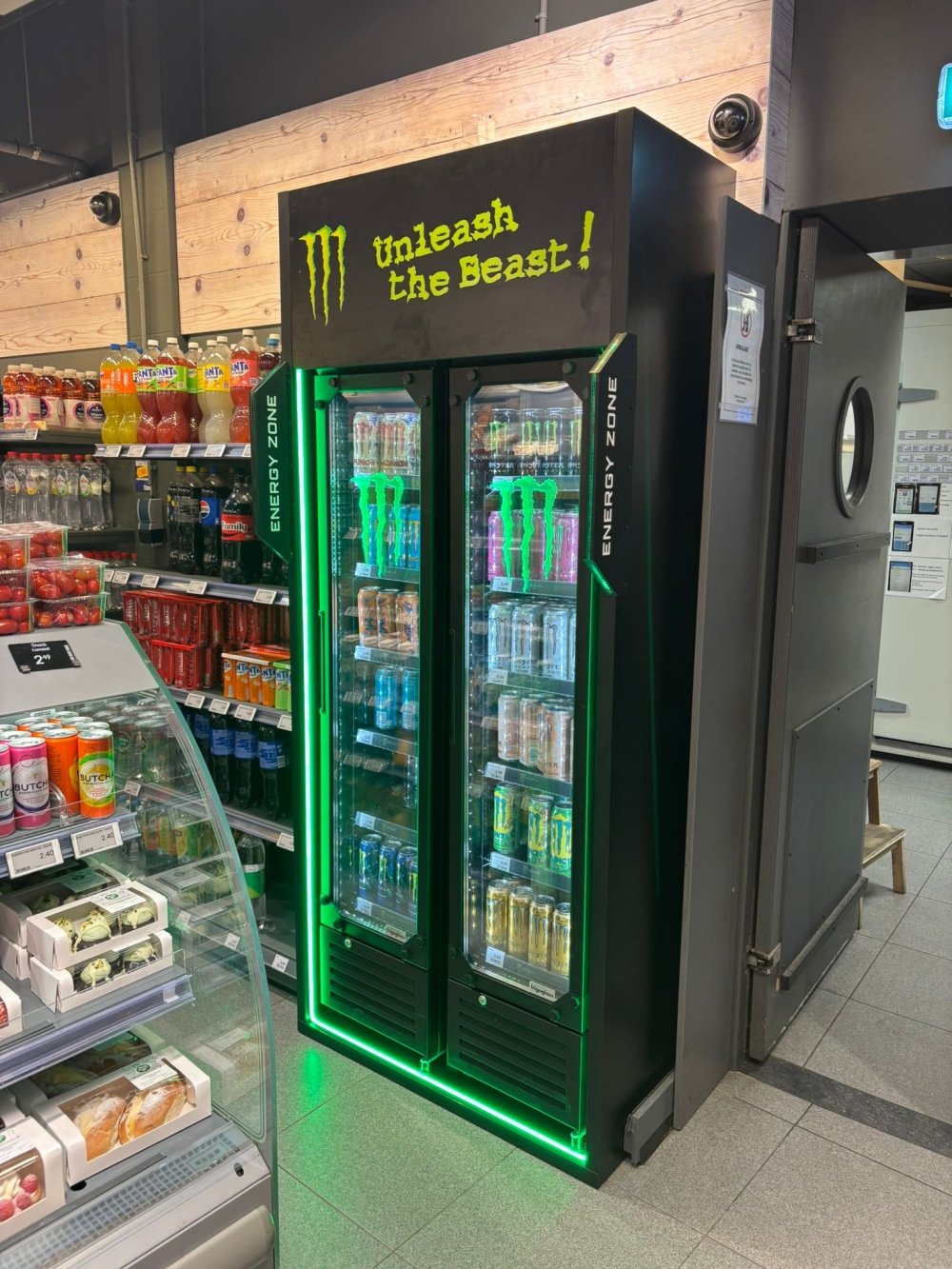 Ruim dertig kopschappen voor Monster Energy in een supermarktketen, in opdracht van Het Gevonden Voorwerp | maatwerk van Luc en Roel, Rotterdam