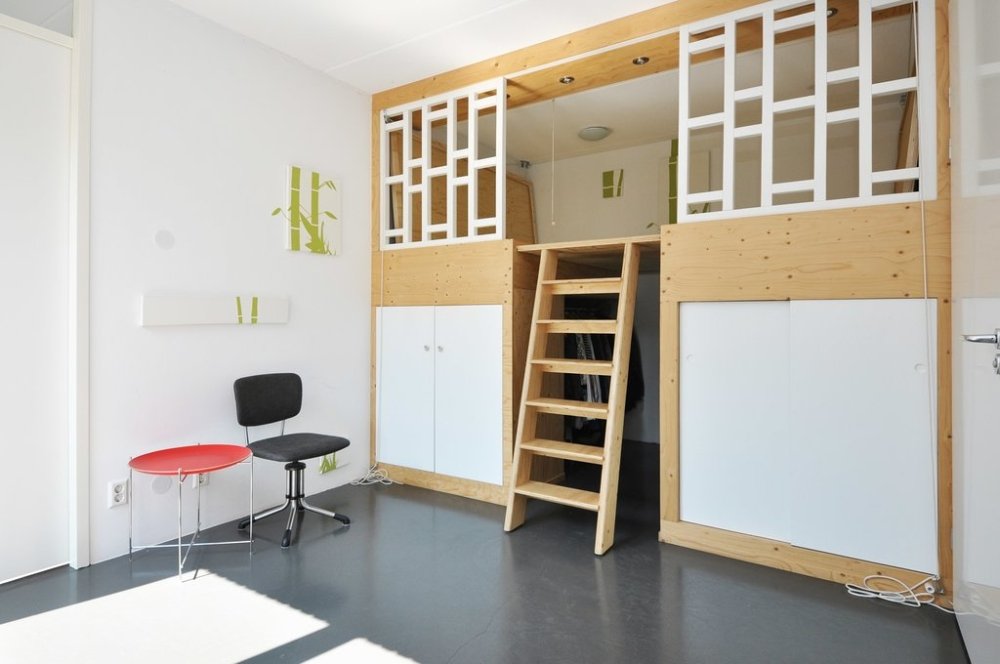 Logeerplek op maat voor de kleinkinderen: twee bedden op een verhoogd platform, met daaronder ruime kasten met schuifdeuren | maatwerk van Luc en Roel, Rotterdam