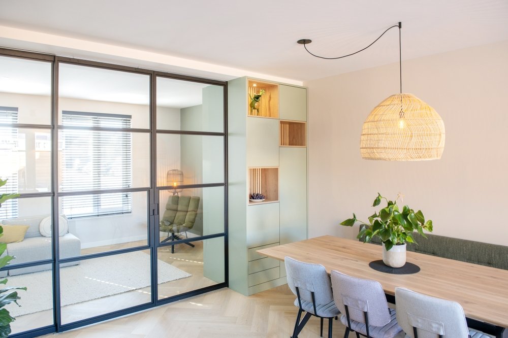 Roomdivider van gespoten MDF met eiken nissen (foto 3)