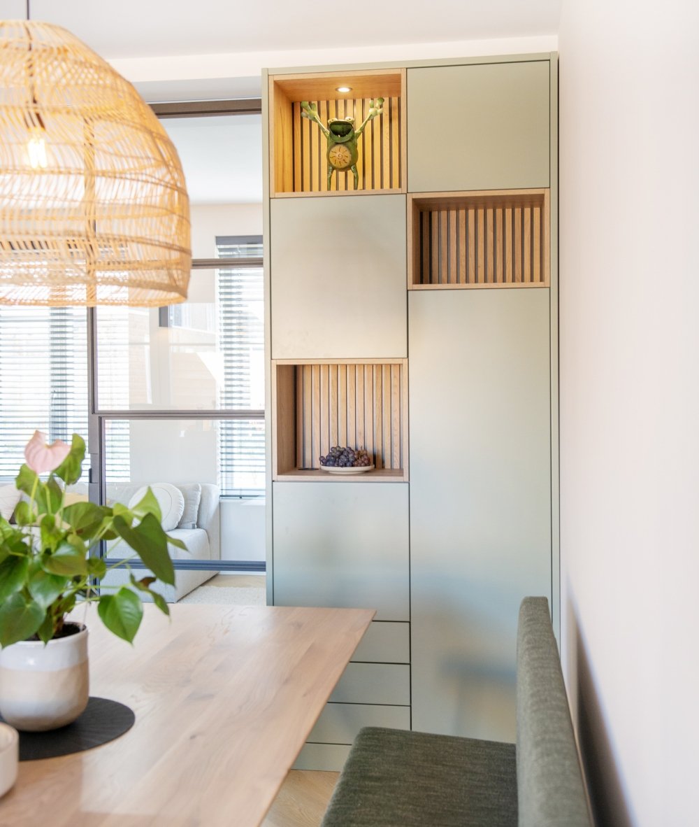 Roomdivider van gespoten MDF met eiken nissen (foto 4)