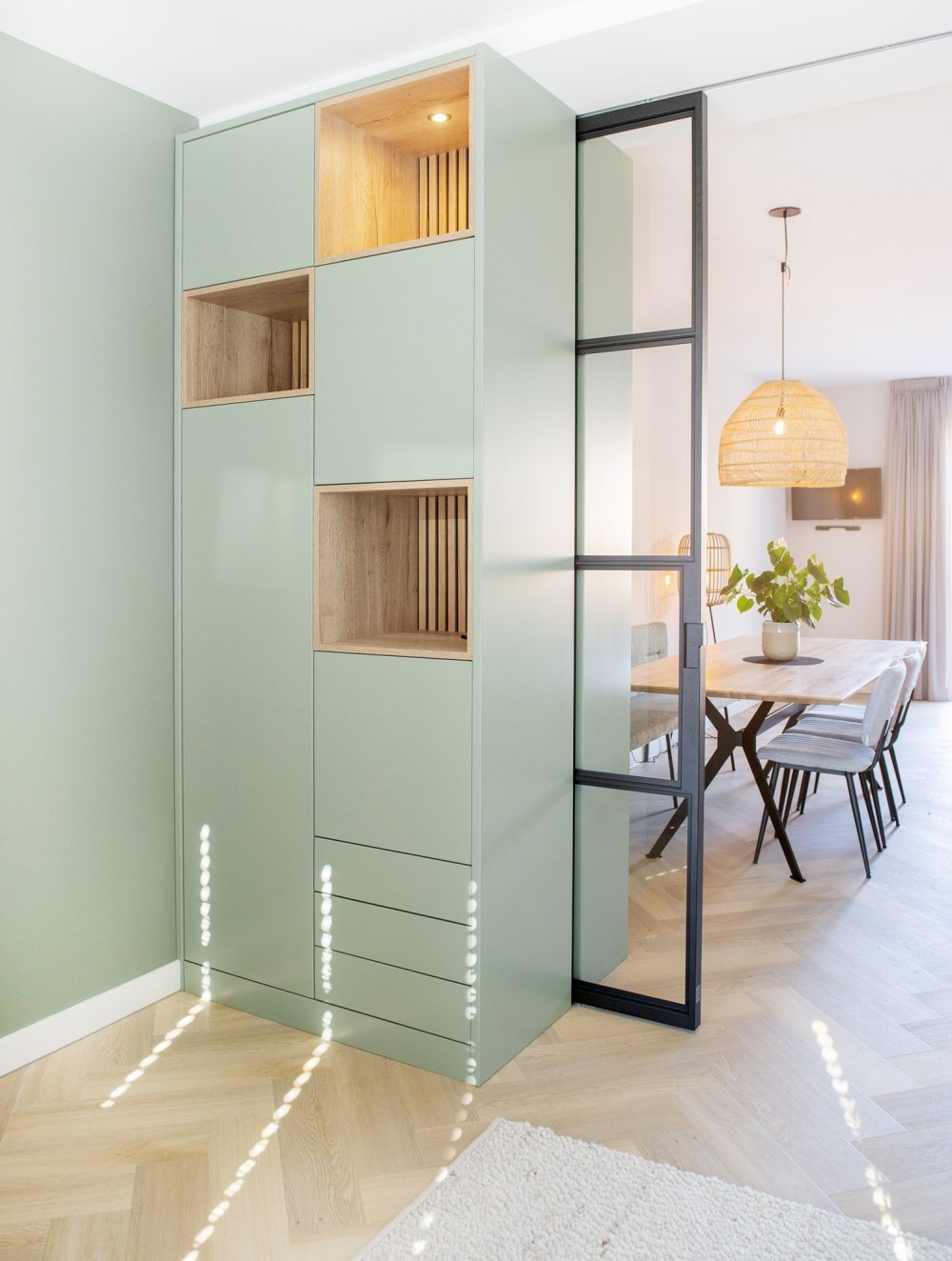 Roomdivider van gespoten MDF met eiken nissen (foto 6)