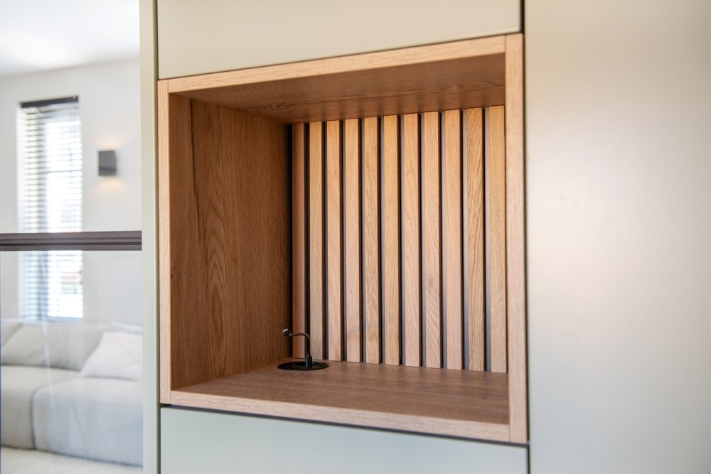Roomdivider van gespoten MDF met eiken nissen (foto 7)