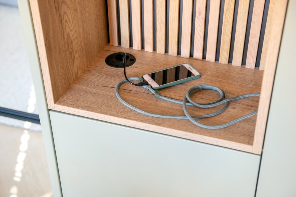 Roomdivider van gespoten MDF met eiken nissen (foto 8)