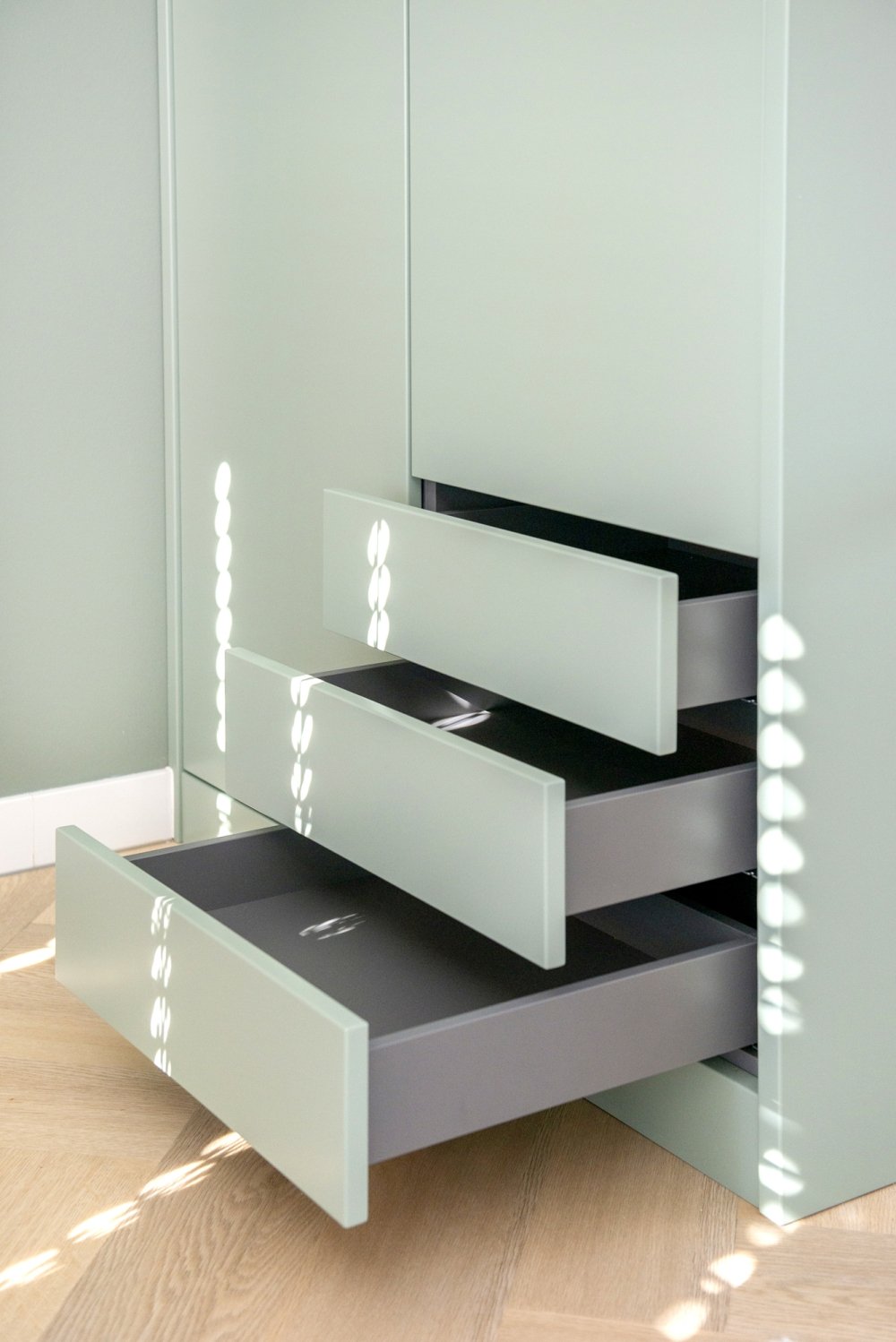 Roomdivider van gespoten MDF met eiken nissen (foto 9)