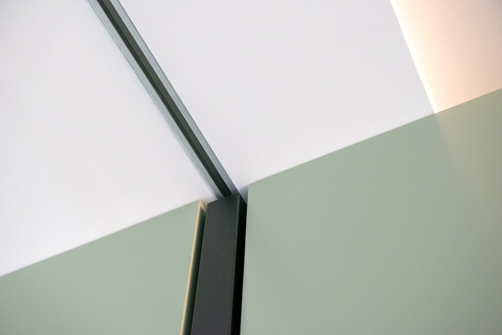 Roomdivider van gespoten MDF met eiken nissen (foto 10)