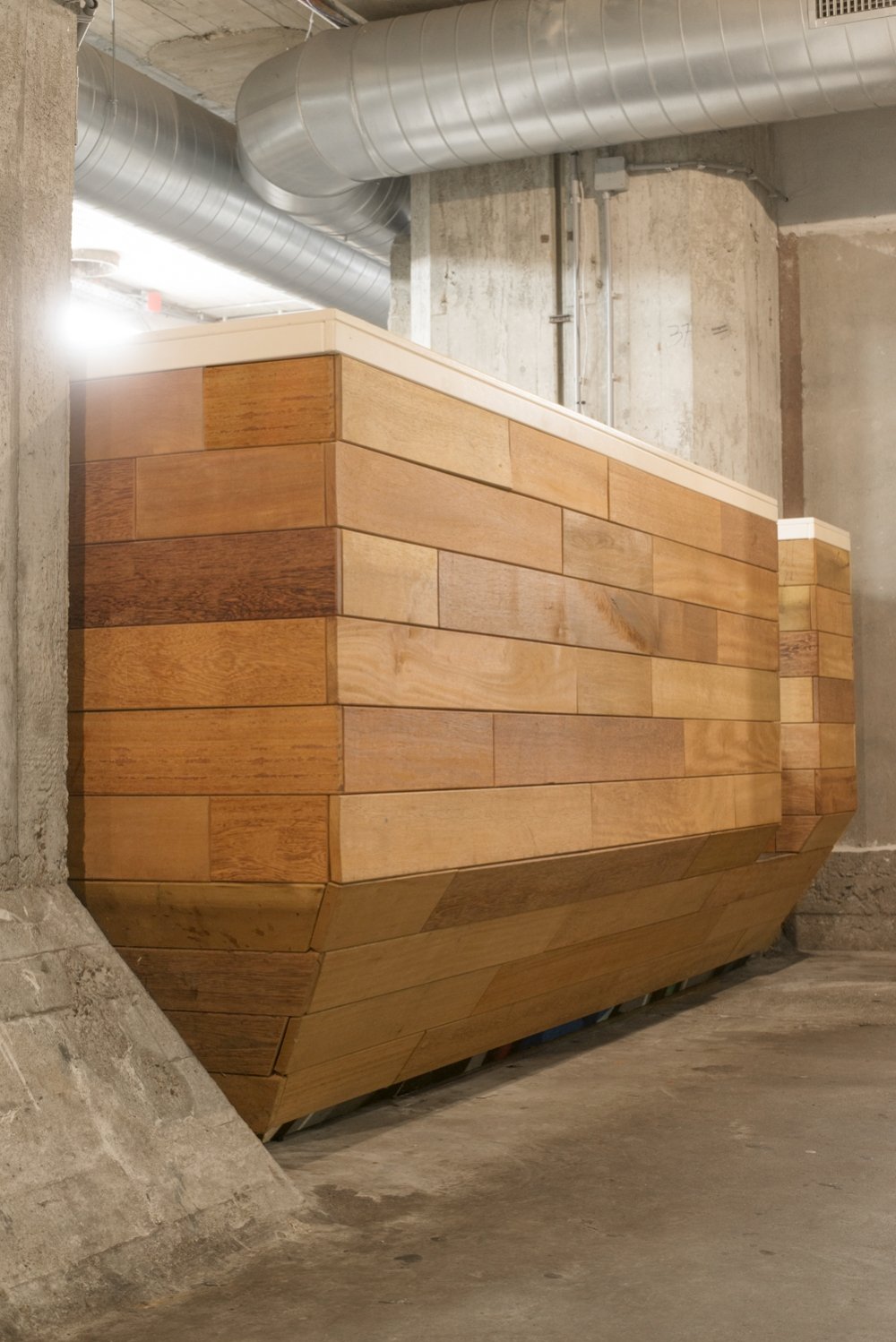 Balie op maat, bekleed met hergebruikte houten vloerdelen in allerlei tinten | maatwerk van Luc en Roel, Rotterdam