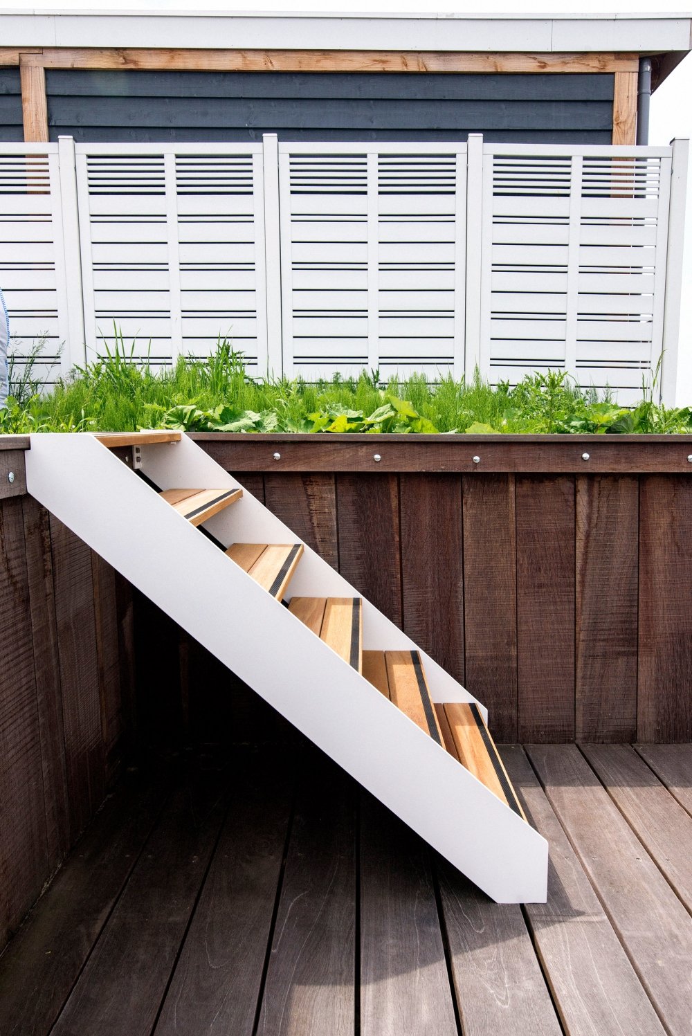 Vlondertrap op maat voor buiten: strakke witte wangen met houten treden en antislipstrips | maatwerk van Luc en Roel, Rotterdam