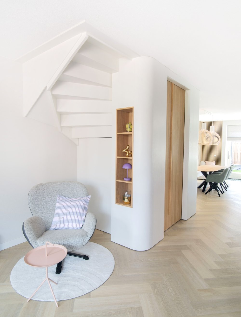 Open trap in een nieuwbouwwoonkamer dichtgezet zonder ruimte in te leveren | maatwerk van Luc en Roel, Rotterdam