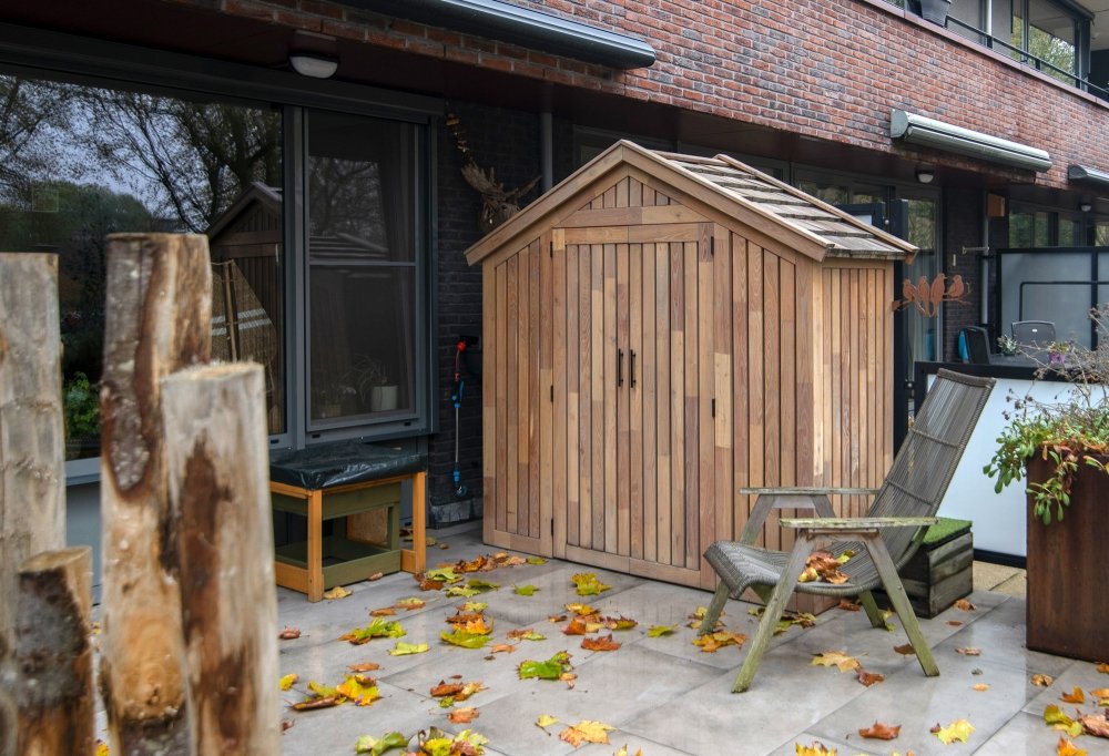 Tuinkast van robinia met een klein zadeldak, gemaakt voor het terras | maatwerk van Luc en Roel, Rotterdam
