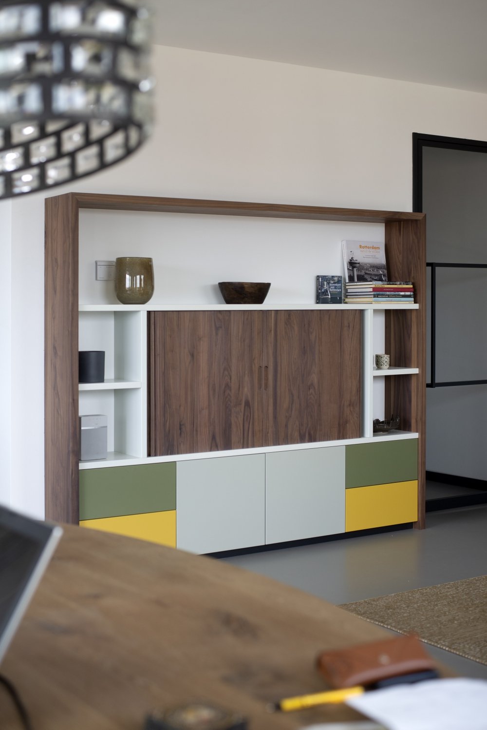 Wandmeubel met een handgemaakt houten rolluik dat voor de tv langs schuift | maatwerk van Luc en Roel, Rotterdam