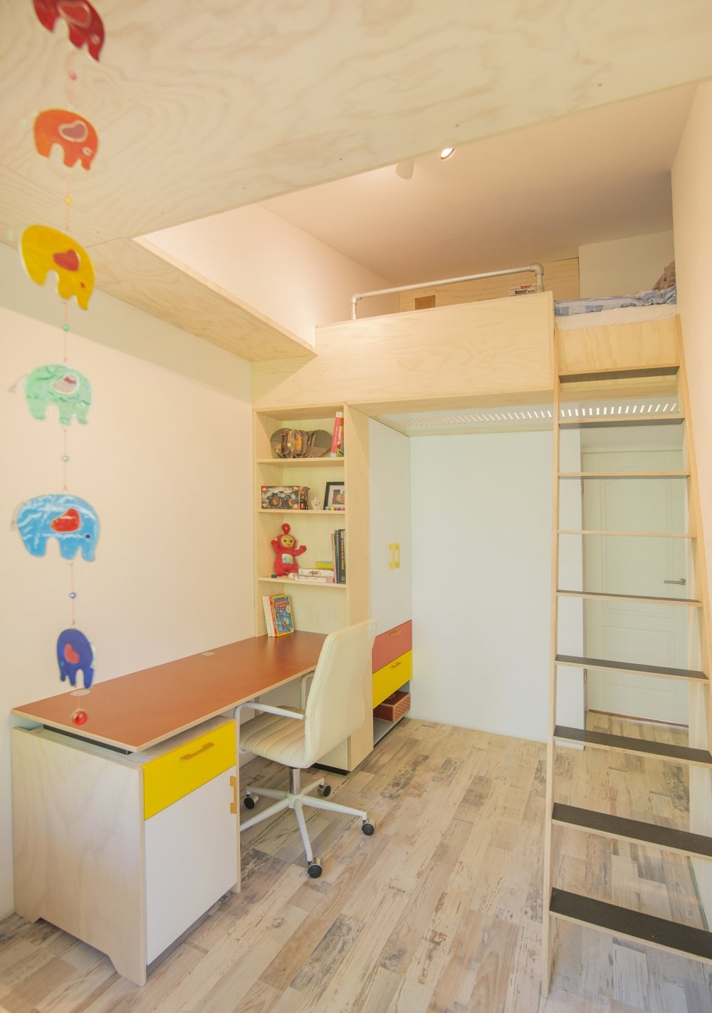 Twee kinderkamers met hoogslapers van licht hout, elk met een vaste trap naar het bed | maatwerk van Luc en Roel, Rotterdam