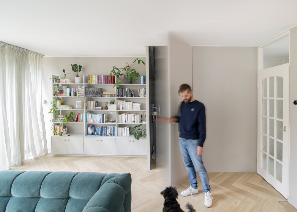 In deze boekenkastwand maakten wij de geheime deur: een naadloos paneel dat opendraait naar de bergruimte onder de trap | maatwerk van Luc en Roel, Rotterdam