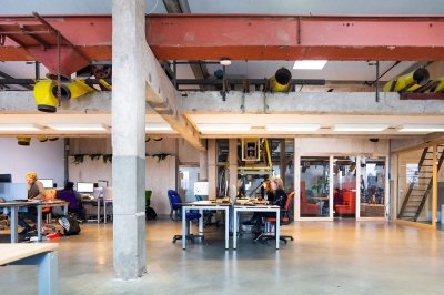 Kantoorinrichting voor XITE: werkplekken, glazen wanden en een tussenverdieping die de ruimte optimaal benut | maatwerk van Luc en Roel, Rotterdam