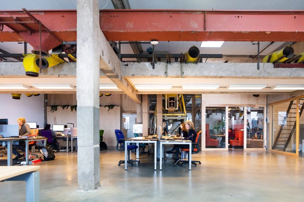 Kantoorinrichting voor XITE: werkplekken, glazen wanden en een tussenverdieping die de ruimte optimaal benut | maatwerk van Luc en Roel, Rotterdam